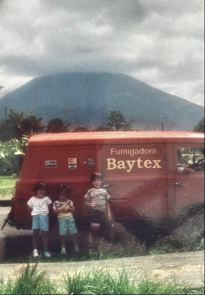 Fotografía histórica de la primera unidad de servicio Fumigadora Baytex, origen de Supra